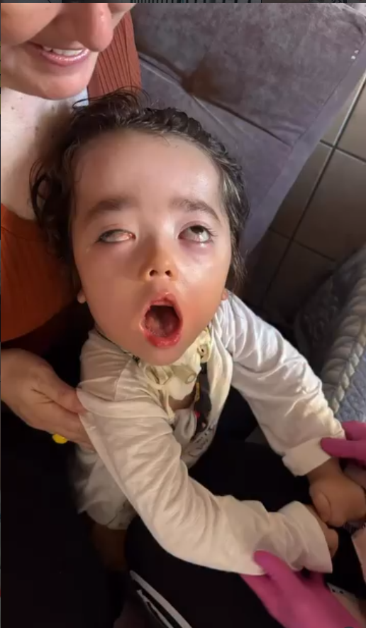 Pietro no colo da mãe durante os cuidados diários